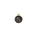 Makroansicht des runden Legierungsanhängers mit schwarzem Emaille und goldener Zahl Fünf - Schwarze Runde Nummer 5 Stil