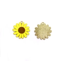 Vista macro de dijes de girasol con pétalos de esmalte amarillo y reverso de metal dorado - Estilo Girasol