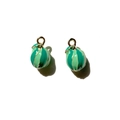Detalle macro de un par de colgantes de sandía 3D en esmalte verde rayado y anillos de oro - 4# Sandía 3D