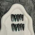 Unghie finte punk fatte a mano a mandorla lunga con serpente verde e decori cromati - XS / Ovale Medio (2498)