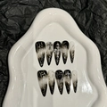 Uñas postizas stiletto hechas a mano degradado blanco y negro con cruz de plata y corazones - XS / Estilo Stiletto