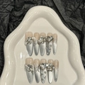 Uñas postizas ojo de gato gris plata con pedrería de corazón y mariposas en 3D - Extra Pequeño (XS)