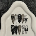 Uñas postizas góticas hechas a mano con mariposas 3D negras y cruces de plata - XS / Mariposa Oscura Stiletto Largo (2263)