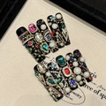 Luxus-Nagelsets zum Aufkleben mit bunten Strasssteinen und goldenem V-Metall - Extra Klein (XS) / 2565 Lange Sargform