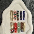 Uñas postizas artesanales con dijes metálicos 3D y cristales en forma de ataúd largo - Extra Pequeño (XS)