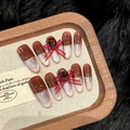 Unghie finte cat-eye rosso ciliegia con fiocchi di nastro e grandi pietre preziose - Extra Piccolo (XS) / 2434 Mandorla Lunga
