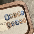 Handgemaakte kunstnagels met blauwe glitters, kattenpatronen en gouden folie-accenten - XS / Kort Trapezium