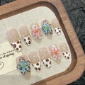 Unghie a mandorla con punte leopardate e fiori 3D disposti su un vassoio di legno - Extra Piccolo (XS)