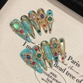Handgemaakte kunstnagels met turquoise en gouden edelstenen in lange stiletto stijl - Extra Klein (XS) / Turkoois Goud Barok (2717)