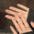 Cat-Eye-Nägel zum Aufkleben mit rosa Basis und weißen Maiglöckchen-Blumenmustern - Extra Klein (XS)