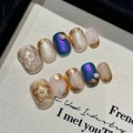 Unghie finte artigianali con effetto cat-eye dorato e rilievo di fiori di perle - Extra Piccolo (XS)