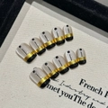 Unghie finte French champagne cat-eye con glitter dorati e dettagli lineari neri - XS / Ballerina Super Corta (2396)