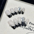 Faux ongles cercueil French noir avec décorations de strass et perles de luxe - XS / Style Trapèze Court (2316)