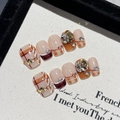 Handgemaakte kunstnagels met chocolade ruitjespatroon, champagne steentjes en parels - Extra Klein (XS)
