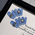 Uñas postizas artesanales estilo denim azul con perlas y detalles de cruz dorada - Extra Pequeño (XS)