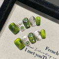 Handgefertigte smaragdgrüne Cat-Eye-Nägel mit Silberblumen und grünen Edelsteinen - Extra Klein (XS)