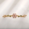 Dettaglio del connettore a fiore con zirconi viola per creazione gioielli fai da te - Oro Fiore Strass Viola (A0094-13)