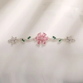 Vista macro del connettore per gioielli a fiore di ciliegio con zircone rosa e foglie verdi - Argento Fiore Strass Rosa (A0094-12)