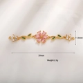 Macro di gioiello a fiore dorato da 59 mm con zirconia rosa e dettagli di foglie verdi - Oro Fiore Strass Rosa (A0094-11)