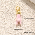 Dettaglio ciondolo gesto mano rock in smalto rosa con finitura dorata e dimensioni - Gesto Rock Rosa (A0833-Rosa)