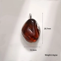 Vue détaillée du pendentif en résine ambre serti d'argent avec mesures précises - Style Résine Irrégulière (A129-11) / Argent