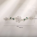Dettaglio di un connettore per gioielli a fiore con zirconi e dimensioni incluse - Argento Fiore Foglia Verde Strass (A0094-7)