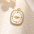 Nahaufnahme von ovalem Evil-Eye-Anhänger mit Goldbeschichtung und weißem Emaille auf Stein - Weißer Emaille Böser Blick Anhänger (A0739)