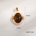 Vue détaillée du pendentif ovale en oeil de tigre avec dimensions de 25,2mm de haut et 16,7mm - Pendentif Oeil de Tigre et Nacre Plaqué Or (A129-4)