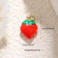 Vista macro di ciondolo a fragola con dimensioni 15mm x 11mm e peso 0,7g per gioielli - Fragola A0695