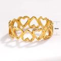 Vue détaillée de la bague cœur évidé de 6mm en acier inoxydable doré avec dimensions - US 6 / Cœur