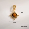 Détail du pendentif soleil doré avec pierre œil de tigre et mesures de dimensions - Pendentif Oeil de Tigre Soleil (A129-2)