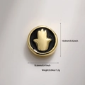 Detail eines vergoldeten Rundanhängers (10,8 mm) mit Hamsa-Hand und schwarzem Emaille-Inlay - Hamsa Hand Runder Anhänger (A0213-1)