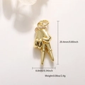 Dettaglio macro ciondolo gesto a V dorato con cristalli rosa sul polso decorato - Gesto di Pace a V (A0803)