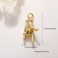 Dettaglio del ciondolo a mano placcato oro con zirconi viola e misure del prodotto - Gesto Rock con Strass Viola (A0801)