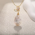 Close-up of baroque pearl necklace with mother-of-pearl butterfly and zircon details - Shell Butterfly Iridescent Pearl (Gray)