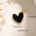 Dettaglio del ciondolo a cuore nero smaltato da 17,5 mm con placcatura in oro e misure - Stile Cuore Nero (A0701)