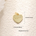 Vista dettagliata di un ciondolo a cuore placcato oro con incisione LOVE e misura 13mm - Cuore Inciso LOVE (A0708)