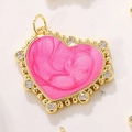 Colgante de corazón rosa chapado en oro con circonitas y detalle de borde perlado - Estilo de Corazón (A0389) / M / Rosa rojo
