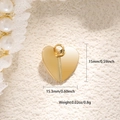 Vista dettagliata di un ciondolo a cuore dorato con dimensioni di 15,3 mm x 15 mm - Cuore Linea Divisa Semplice (A0705)
