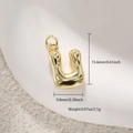 Detalle del colgante letra U en 3D chapado en oro de 18k con dimensiones precisas - Letra U (A0783-U)