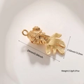 Macro detail van een 14k vergulde koi vis hanger met rode edelsteen oog en schubben - 14k Goud 3-delige Goudvis