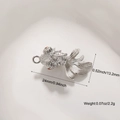 Detail van zilveren koi vis hanger met rode stenen ogen en afmetingen van 24mm - 3-delige Zilveren Goudvis
