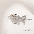 Macro-opname van de gelede koi-vis hanger in zilver met afmetingen 22,3 mm bij 8,9 mm - Zilveren 3-delige Vis