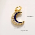 Detailansicht des 18k Gold-Mondanhängers mit blauem Emaille, Zirkonia und Maßangaben - 11.9mmx9.4mm / Emaille Blauer Zirkon Mond (848 Emaille Zirkon Mond)