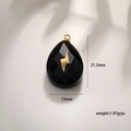 Vue macro du pendentif goutte noire avec éclair doré et indications de dimensions - Pendentif pierre noire décor éclair (A0124) / 21.5mm*13mm / Noir