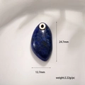 Pendentif en lapis-lazuli bleu poli avec attaches dorées sur fond blanc épuré - Pendentif Galet Plat en Lapis-lazuli