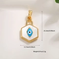 Vue détaillée du pendentif hexagonal Evil Eye avec nacre et placage en or fin - Coquille Blanche Hexagonale Émail