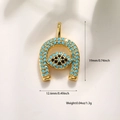 Détail macro du pendentif fer à cheval doré avec œil bleu en zircon et mesures - Œil Fer à Cheval