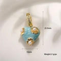Détail montrant les dimensions du pendentif cœur en émail bleu avec fleurs dorées - Cœur Émail Bleu Clair Perle Artificielle (A021)