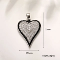 Vue macro du pendentif coeur 27mm avec incrustation de zircone et bordure en émail - Cœur Strass Argenté (A0121--Cœur Argenté)